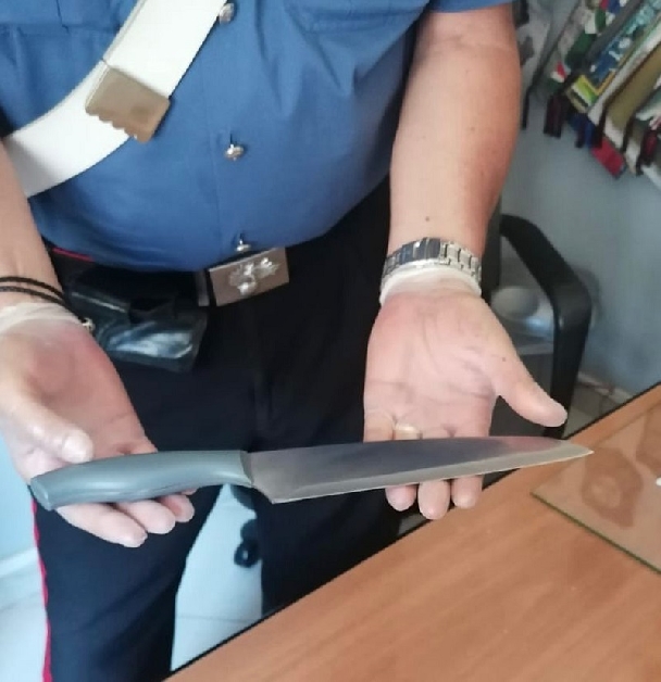 carabinieri sequestro coltello