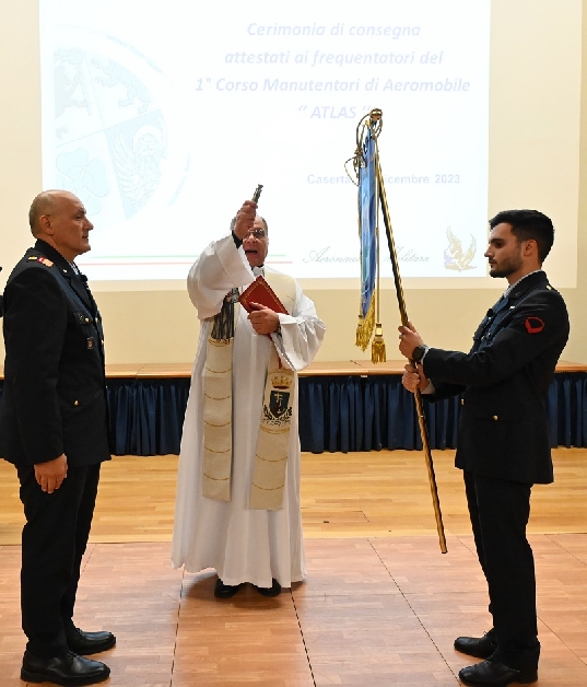 Il Gagliardetto viene benedetto dal Cappellano Militare